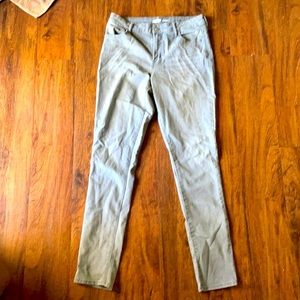 LIGHTWEIGHT SKINNY JEANS IN LIGHT GREY